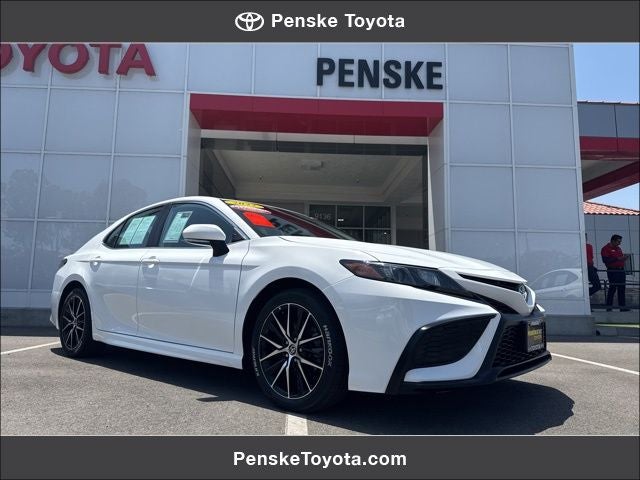 2022 Toyota Camry SE's photo