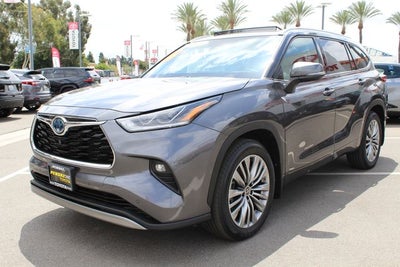 2022 Toyota Highlander Hybrid Platinum