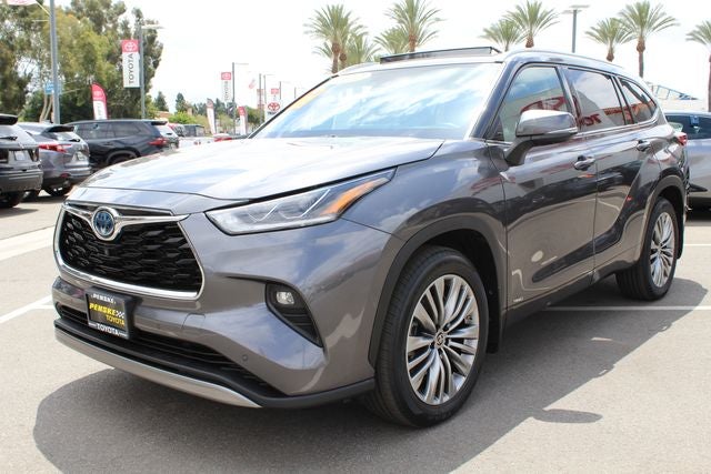 2022 Toyota Highlander Hybrid Platinum