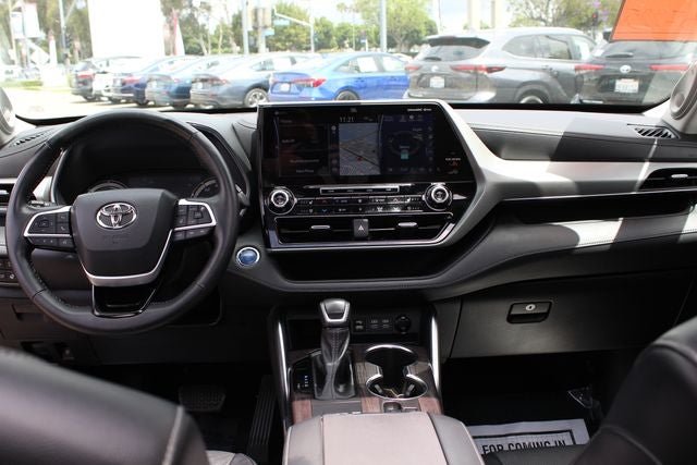 2022 Toyota Highlander Hybrid Platinum