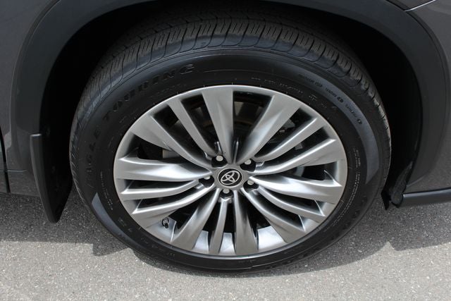 2022 Toyota Highlander Hybrid Platinum