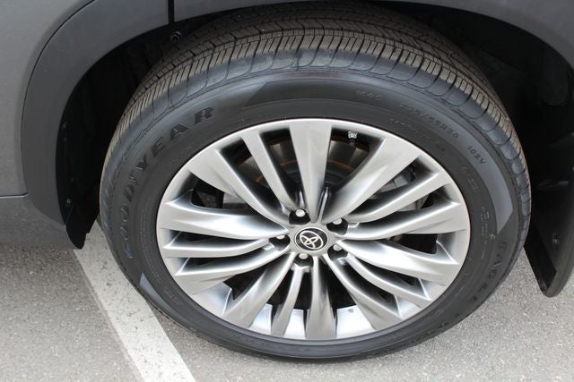 2022 Toyota Highlander Hybrid Platinum