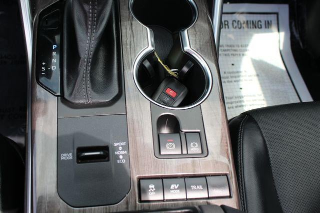 2022 Toyota Highlander Hybrid Platinum