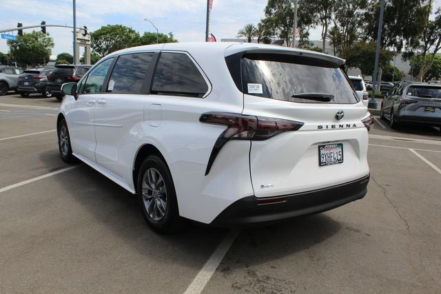 2026 Toyota Sienna LE 8 Passenger