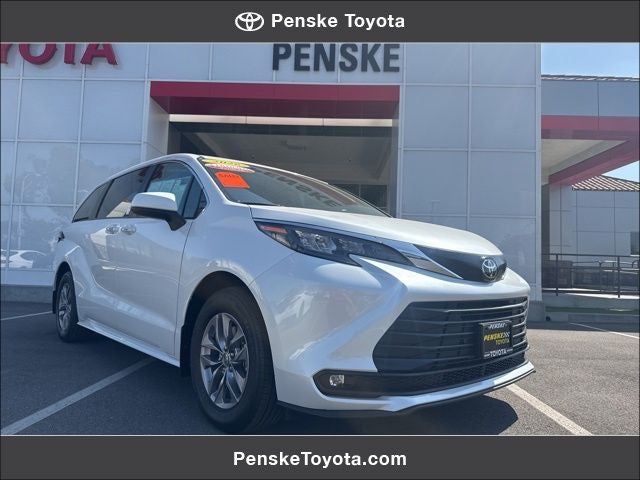 2026 Toyota Sienna XLE 8-Passenger Hybrid FWD's photo
