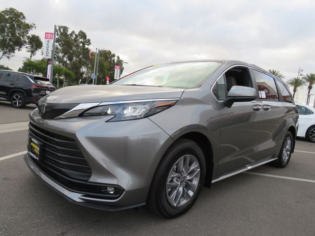 2026 Toyota SIENNA XLE XLE 8 Passenger
