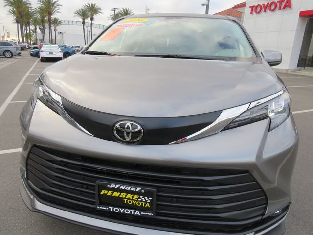 2026 Toyota SIENNA XLE XLE 8 Passenger